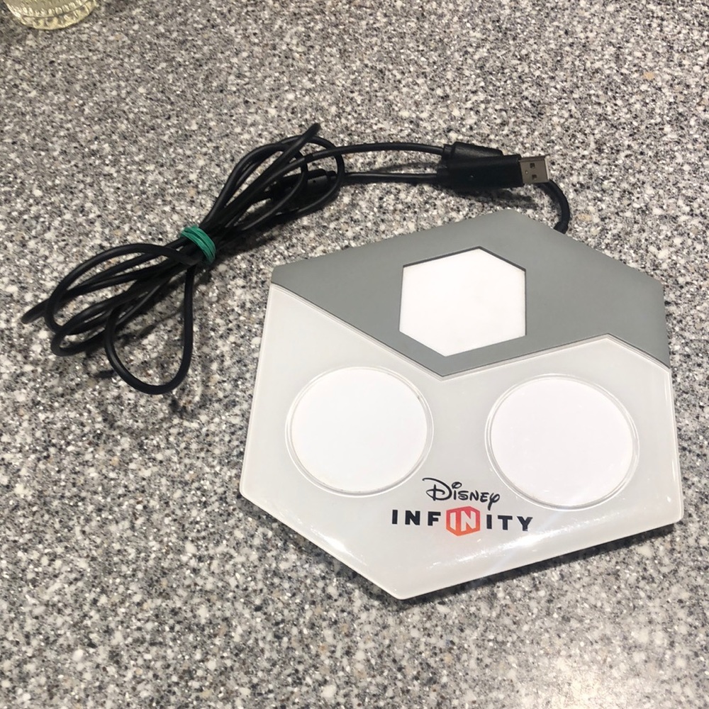 Disney Infinity Portal W/10 Characters Plus More!